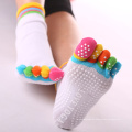 Benutzerdefinierte bunte Frauen Baumwolle Anti Slip 5 Zehen Yoga Grip Socken Pilates Socken Großhandel